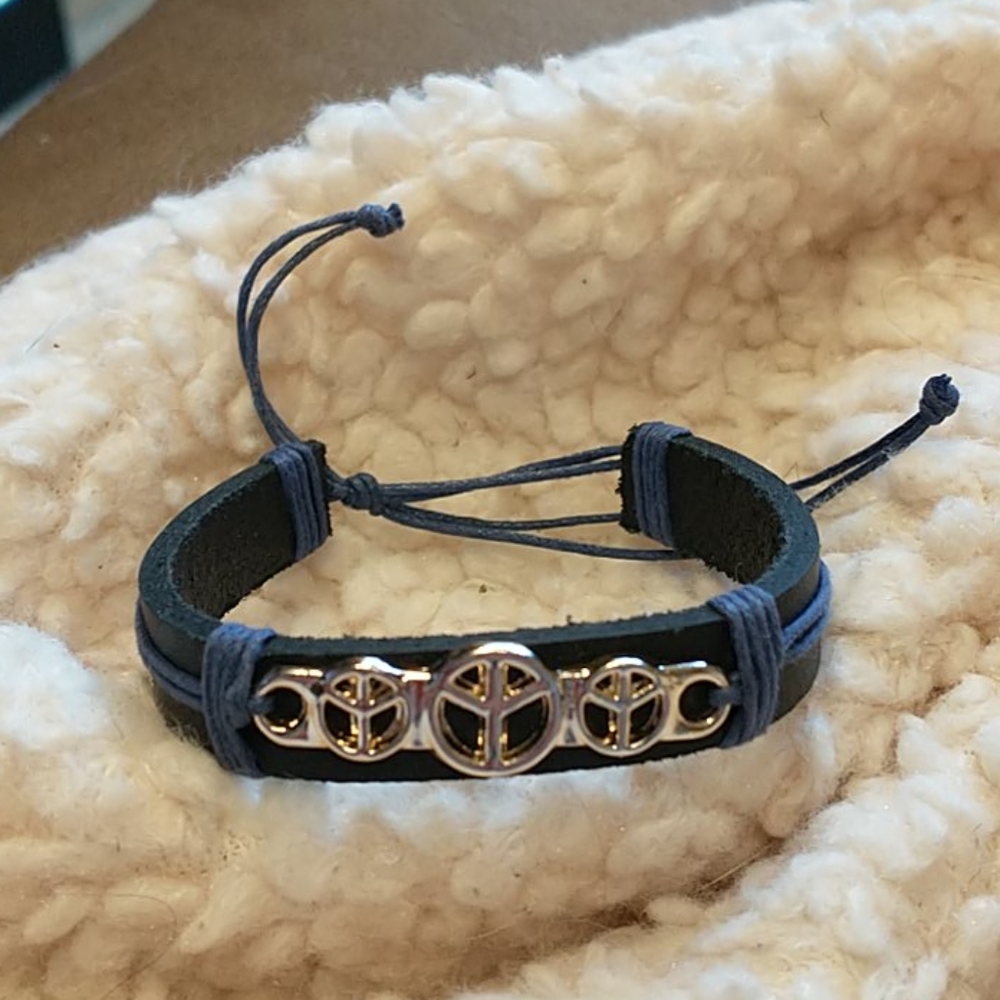 🇨🇦 Black Leather Peace Bracelet